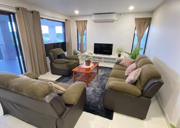 Lovely 4-Bedroom Holiday Home With Free Parking.