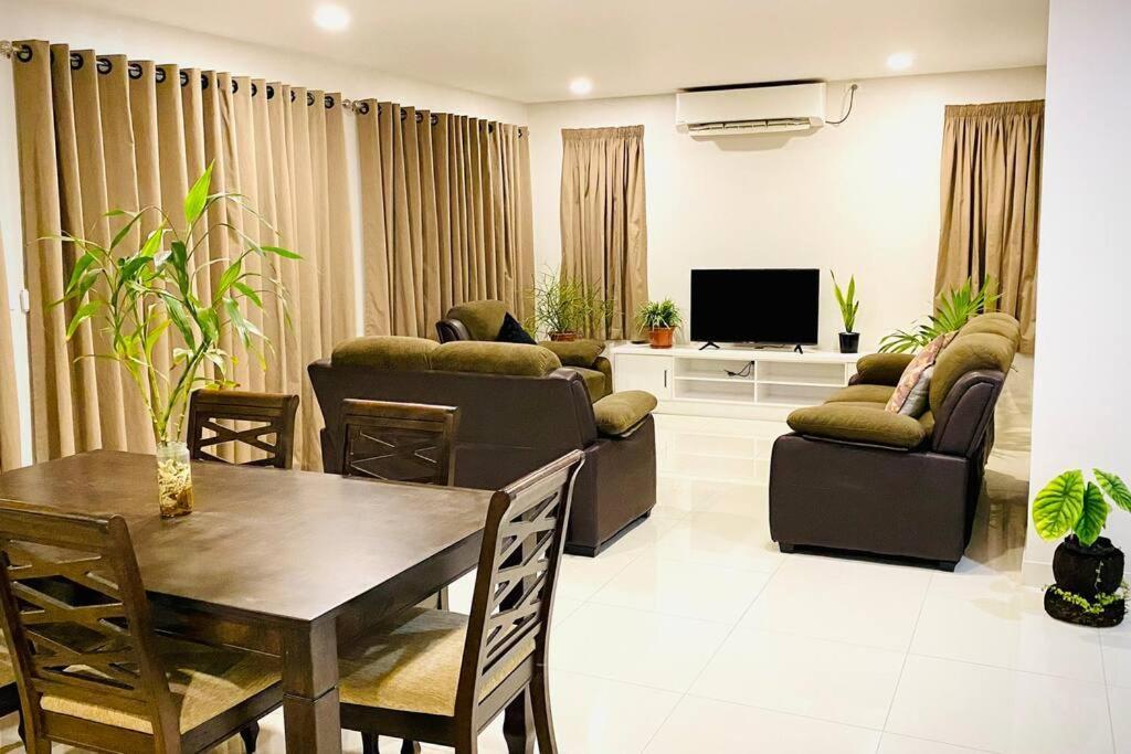 Apartment Lovely 4-bedroom With Free Parking. *