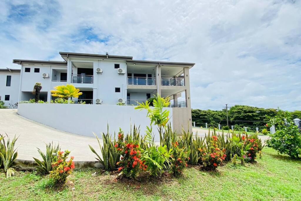 Lovely 4-bedroom With Free Parking. Apartment *