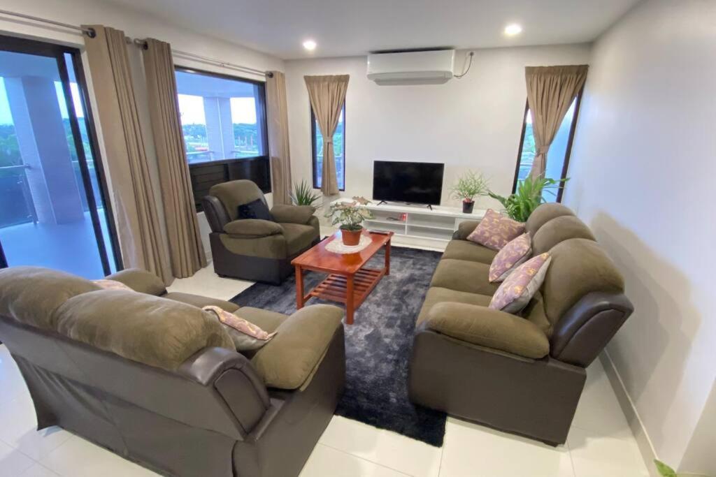 Apartment Lovely 4-bedroom With Free Parking.