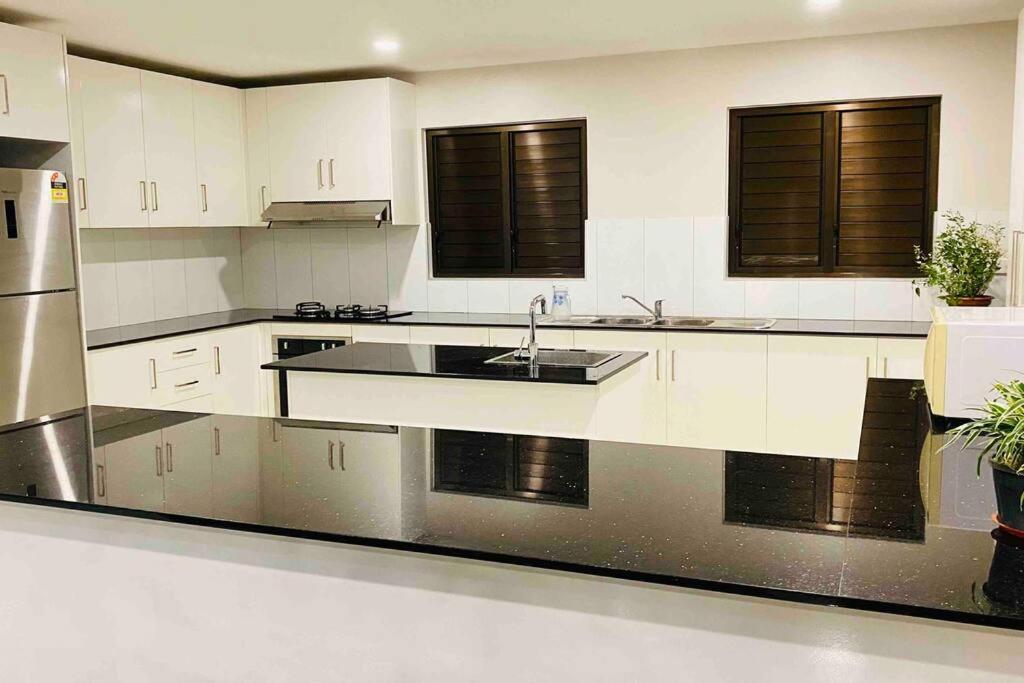 Apartment Lovely 4-bedroom With Free Parking. *