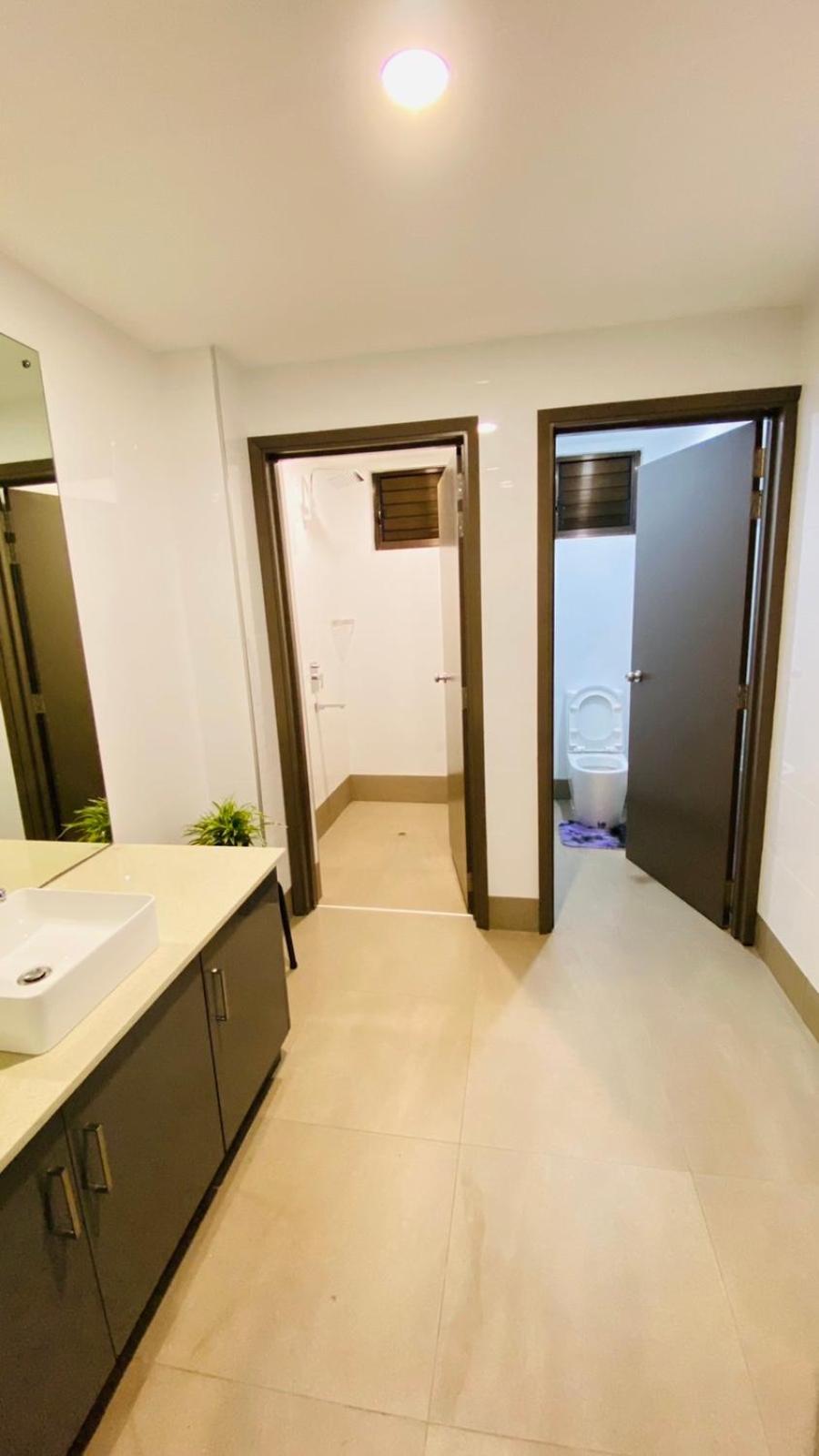 Lovely 4-bedroom With Free Parking. Apartment *