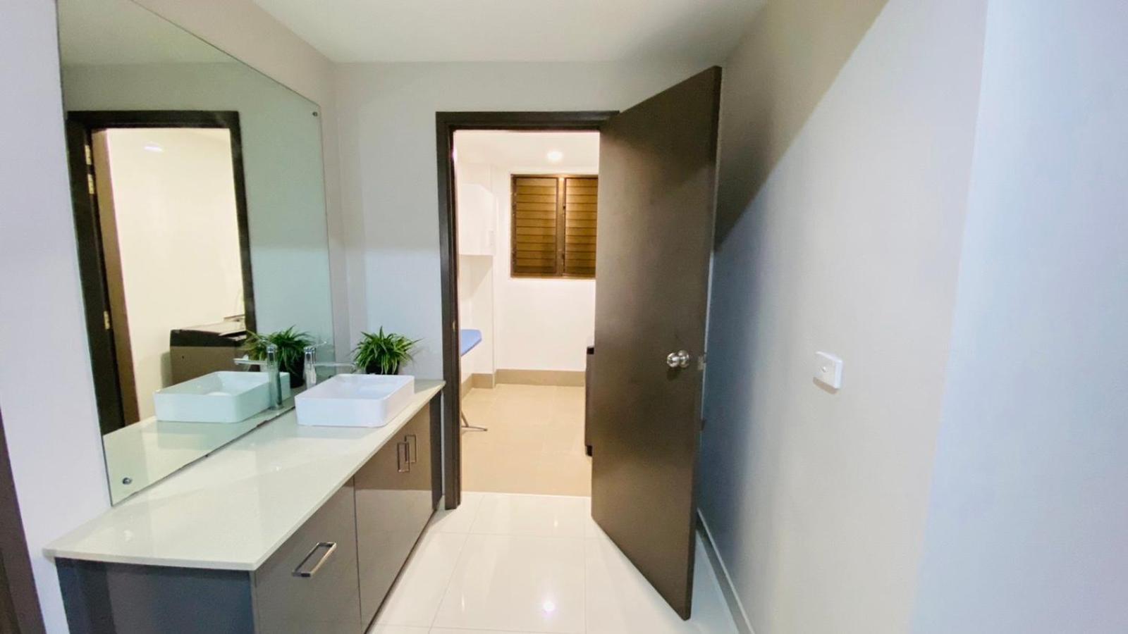 Lovely 4-bedroom With Free Parking. *