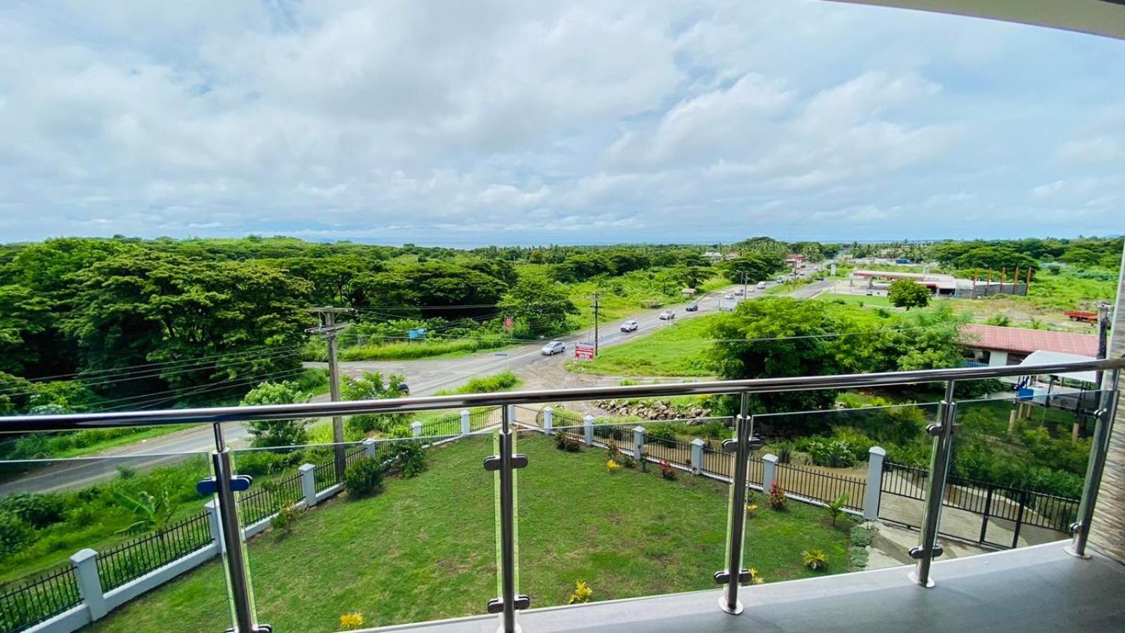 Lovely 4-bedroom With Free Parking. Apartment