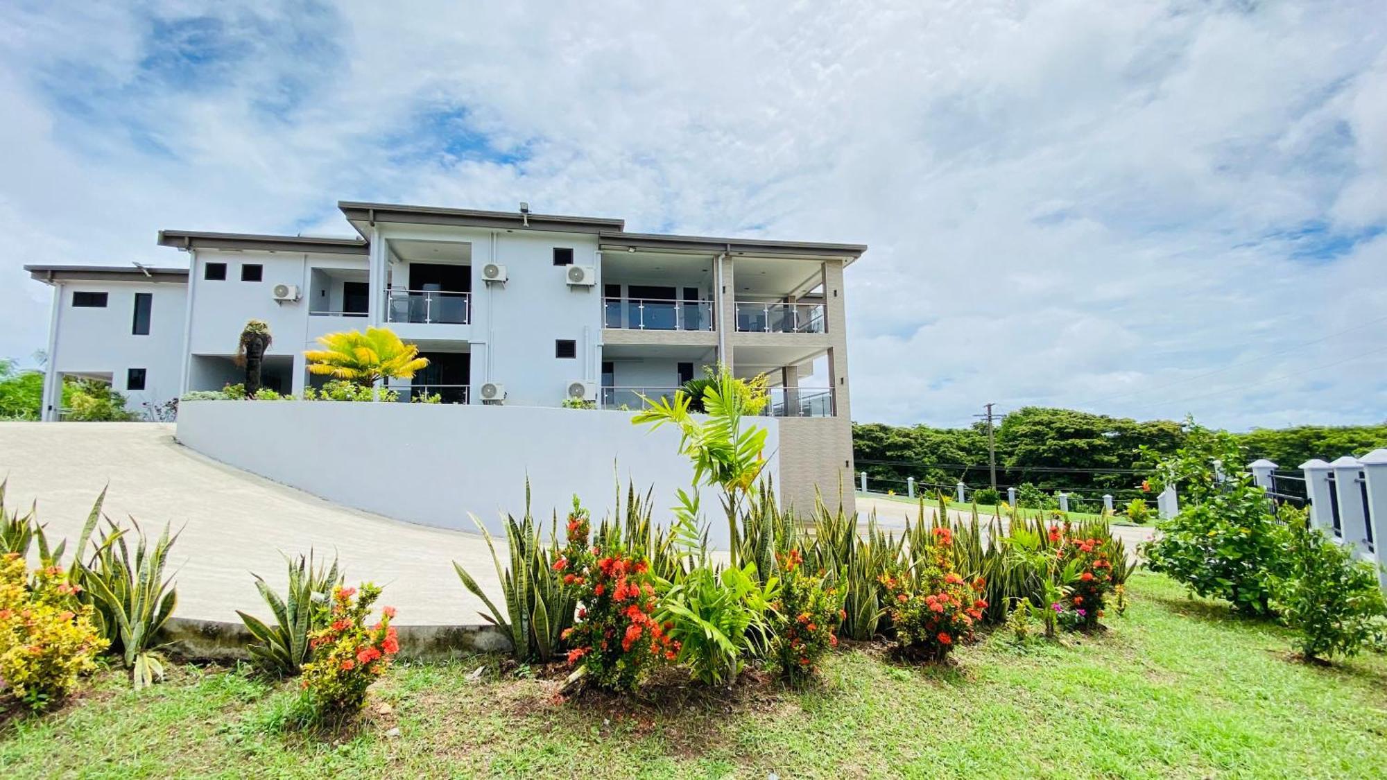 Apartment Lovely 4-bedroom With Free Parking. *